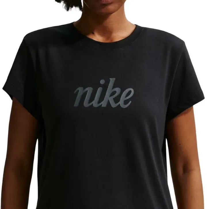 Blusa feminina casual Nike preta vista lateral mostrando o corte relaxado